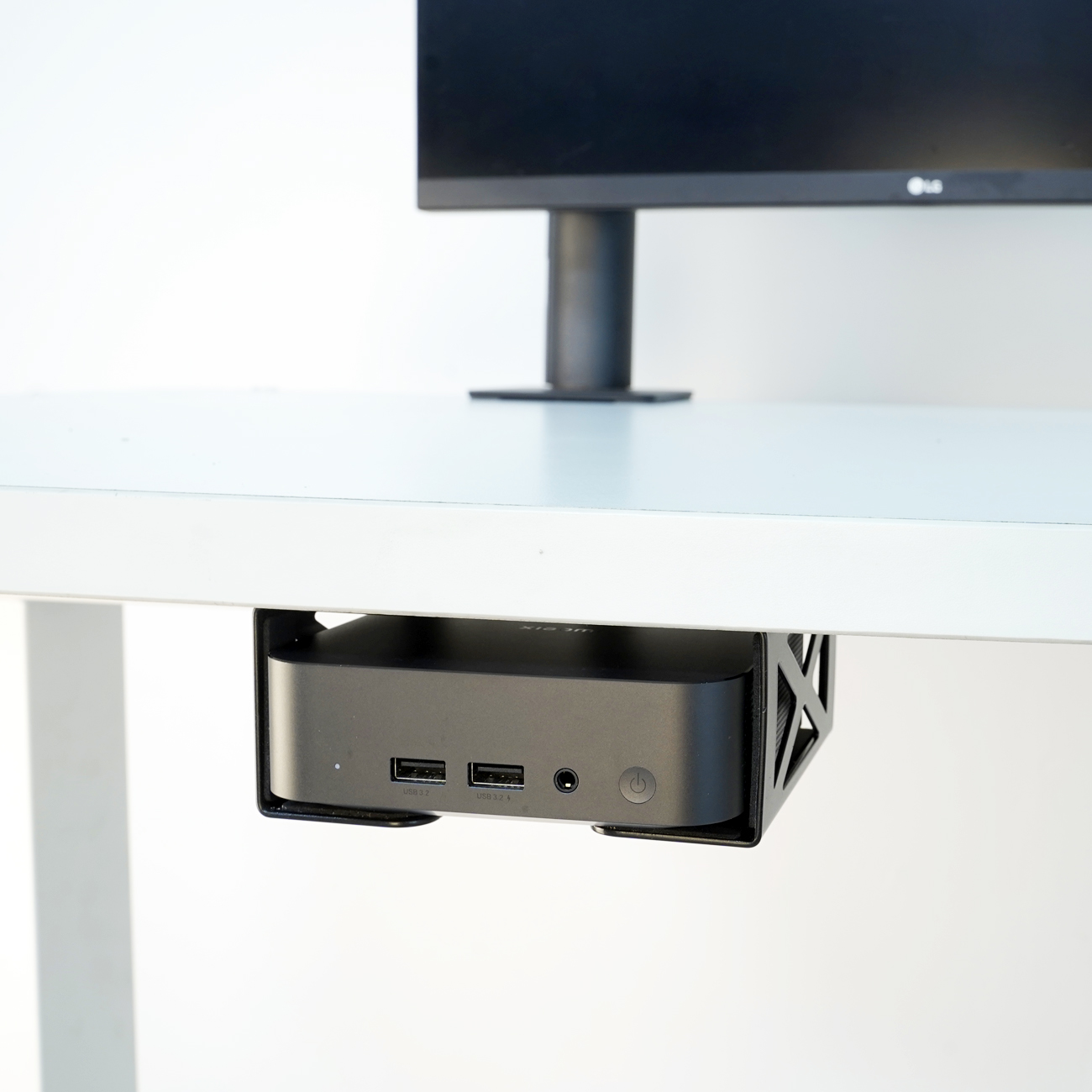 جهاز كمبيوتر محمول تحت المكتب  - مراجعة Gaming Console Stand وسعره