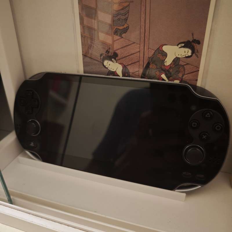 حامل وحدة تحكم الألعاب المحمول - مراجعة Gaming Console Stand وسعره